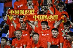 开云体育-球队庆祝历史性胜利，欢呼声响彻全场