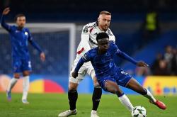 开云体育-切尔西不敌弱旅，英超争冠形势再起波澜