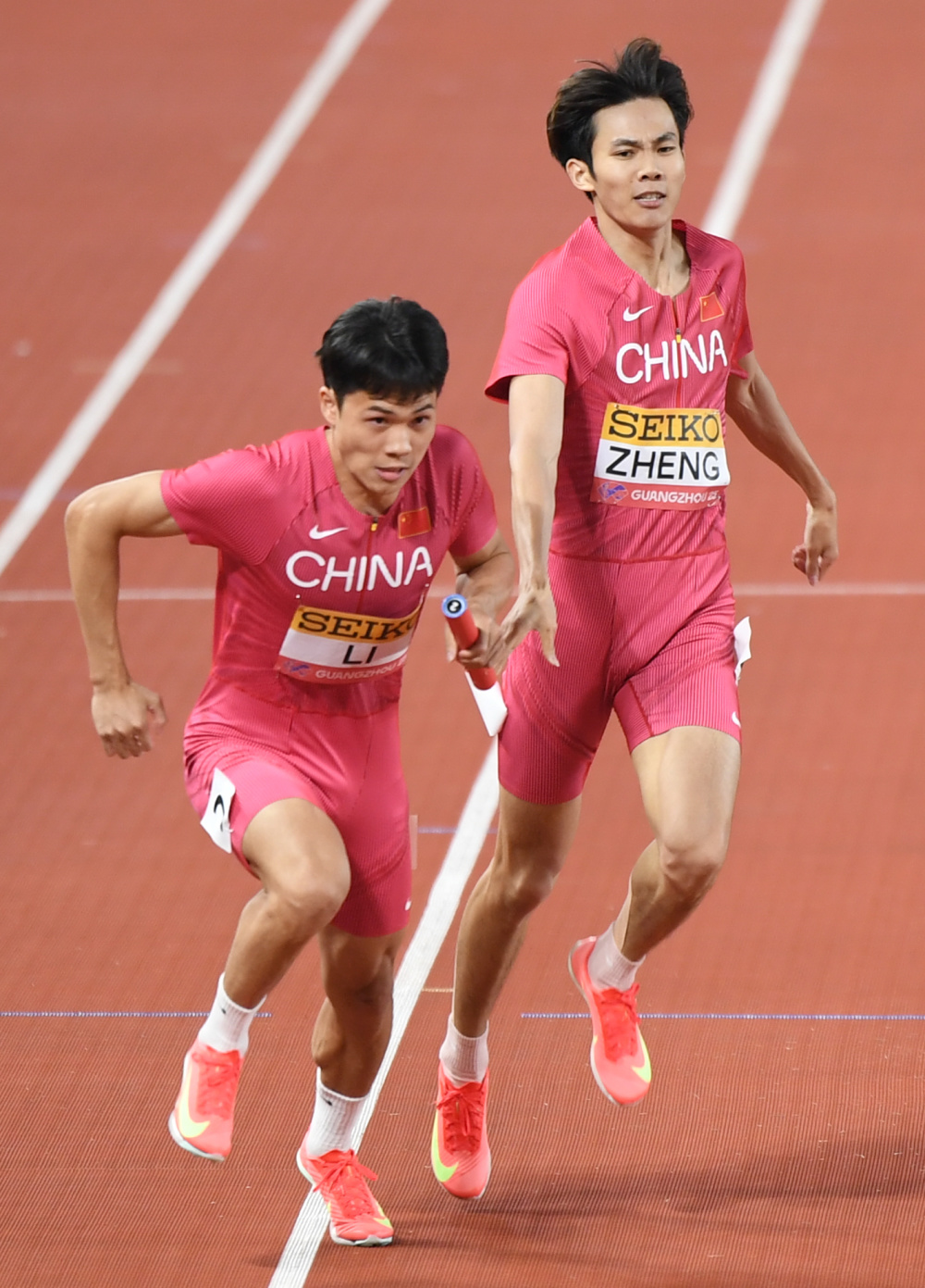 包含田径接力比赛惊艳亮相，队员一举夺魁的词条