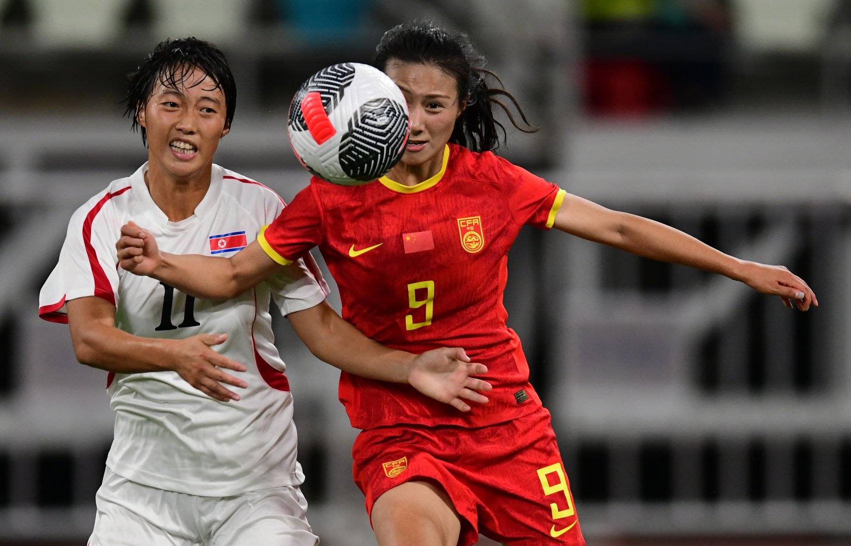 中国女足球员争取荣誉，备战国际比赛