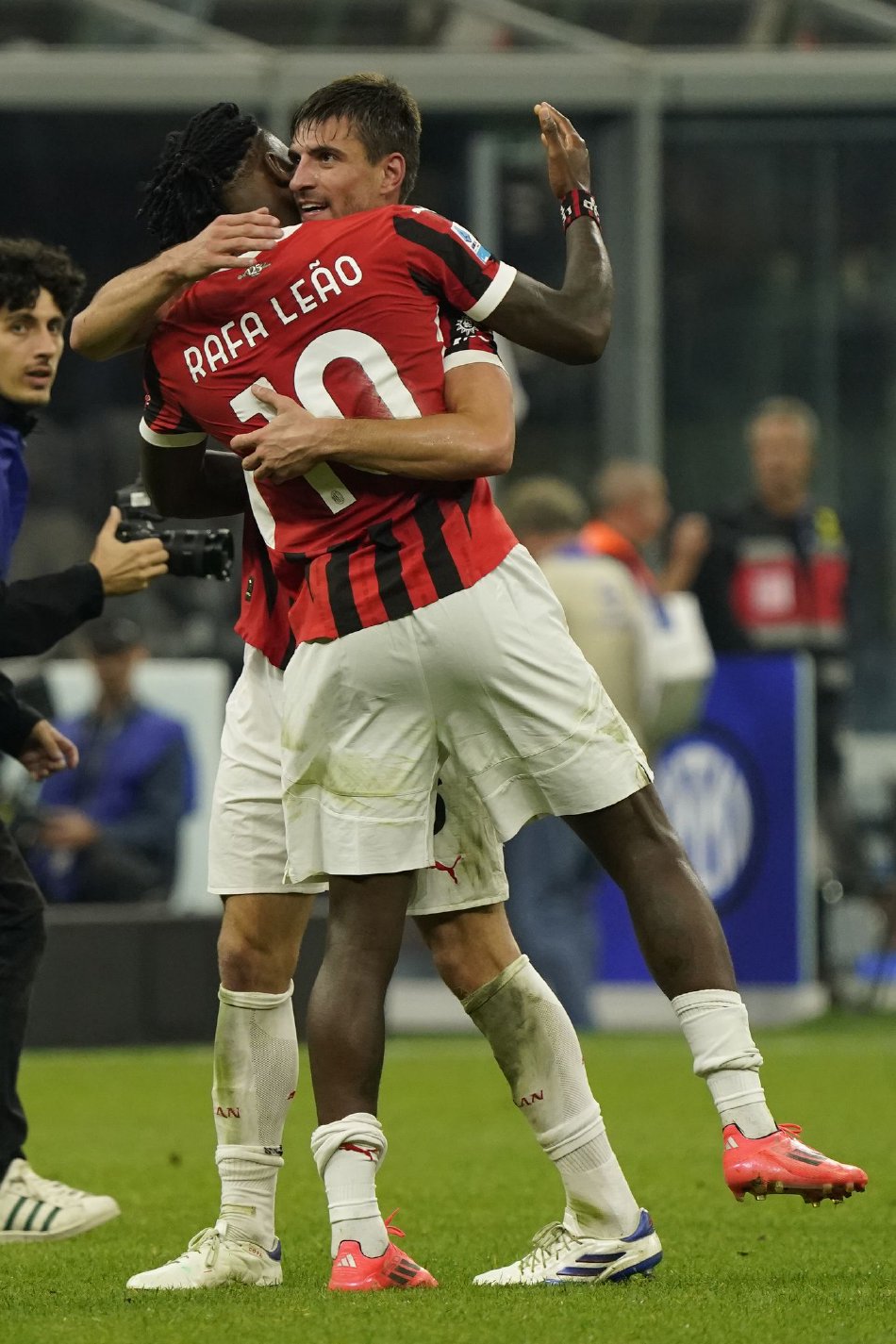 关于AC米兰前锋连续破门，创造进球纪录的信息