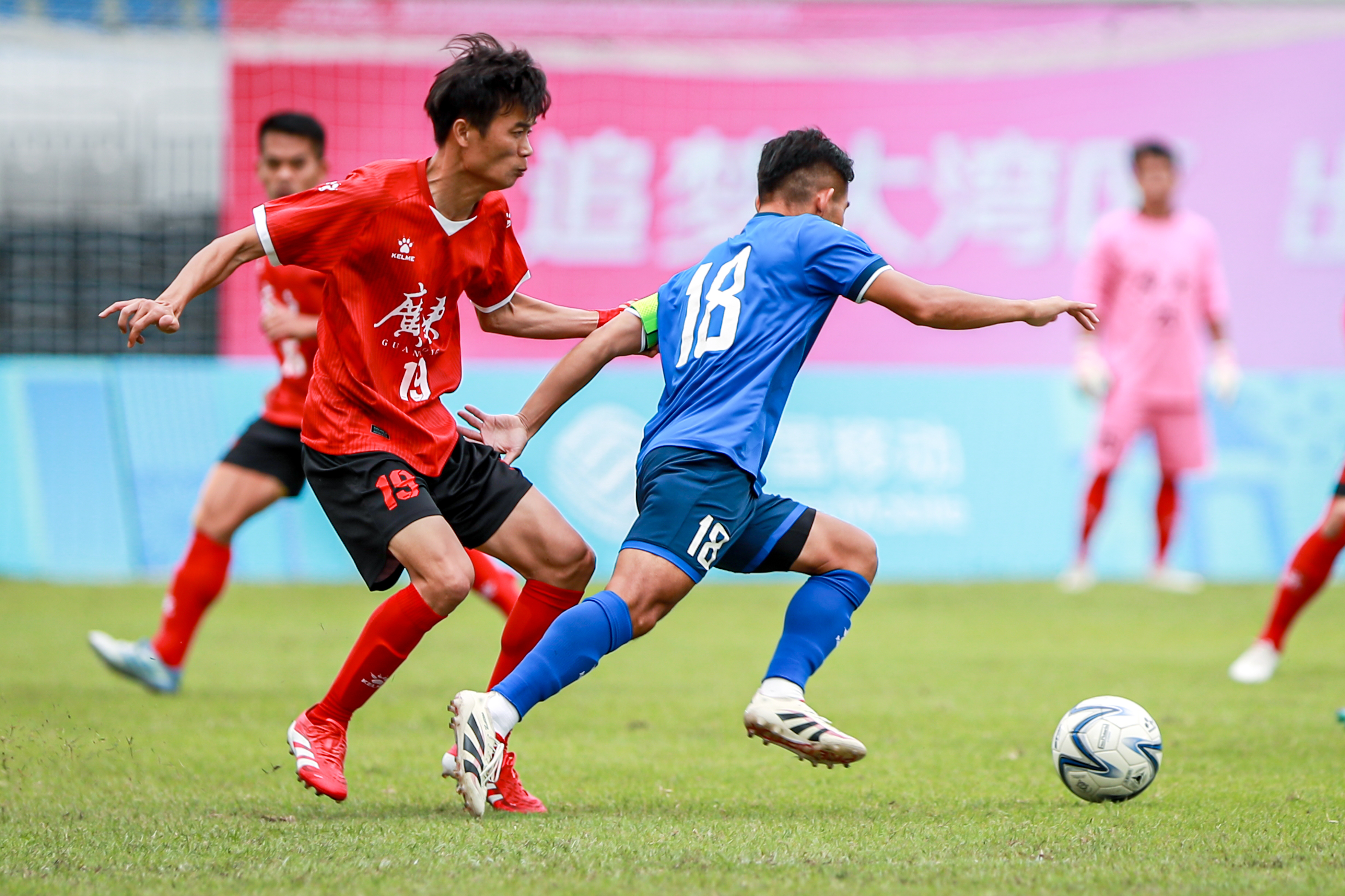 足球赛场鏖战，胜负将在球员间决定