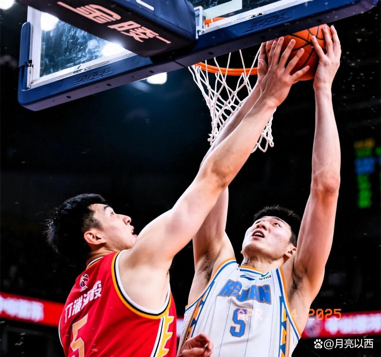 青岛男篮表现低迷，队伍需进一步调整