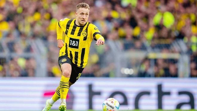 门兴格拉德巴赫主场击败沙尔克04，升至积分榜首