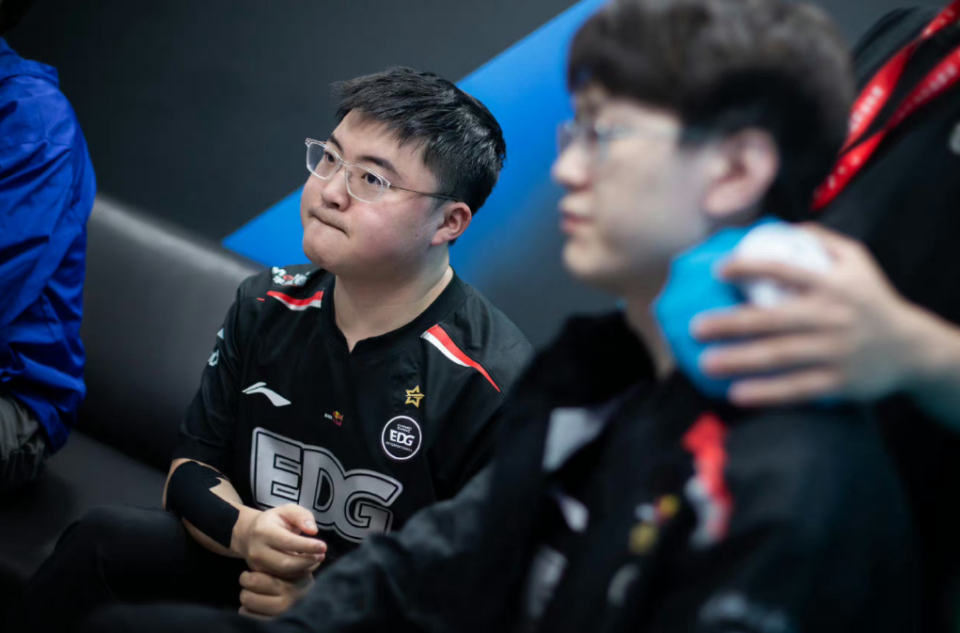 SHR翻盘WBG，Uzi开启传奇时刻入围赛3:0（广州）