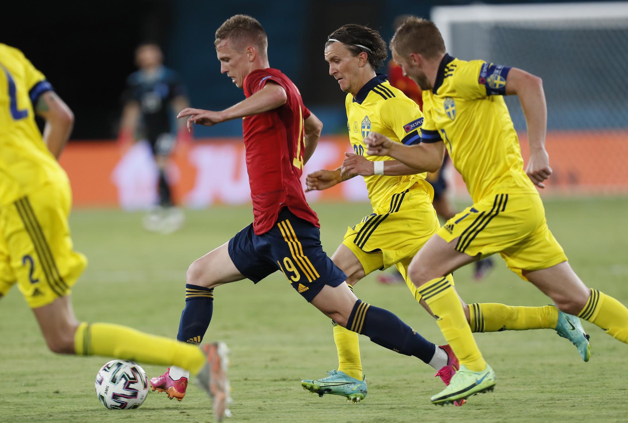 包含欧锦赛淘汰赛激烈进行，冷门战起悚人心的词条