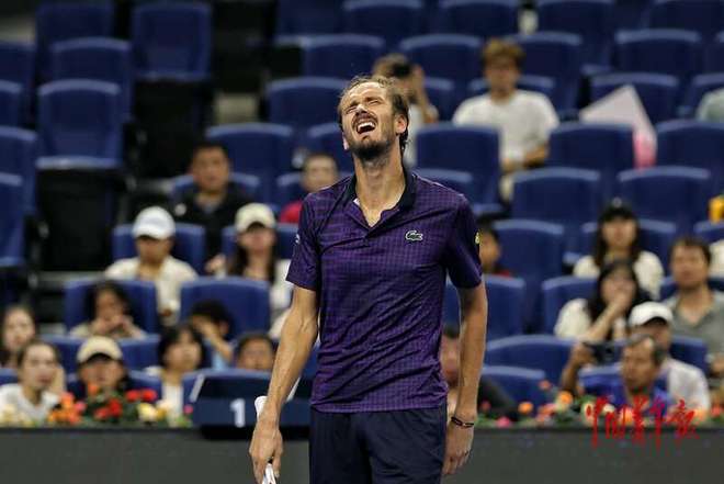 西班牙网球队力克英国网球队，梅德韦杰夫制霸全场的简单介绍