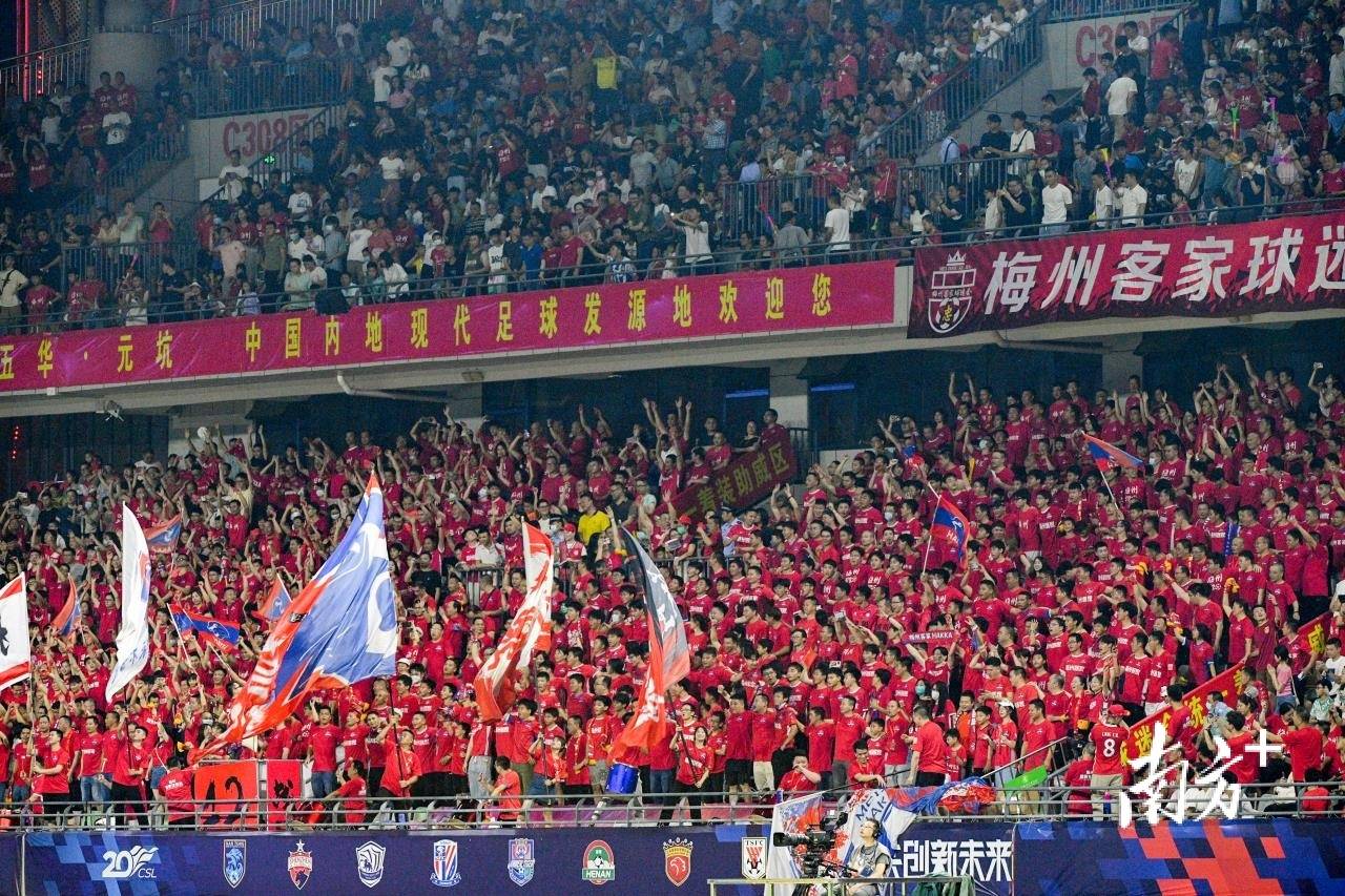 关于场面火爆!足球观众席沸腾不已的信息 关于场面火爆!足球观众席沸腾不已的信息