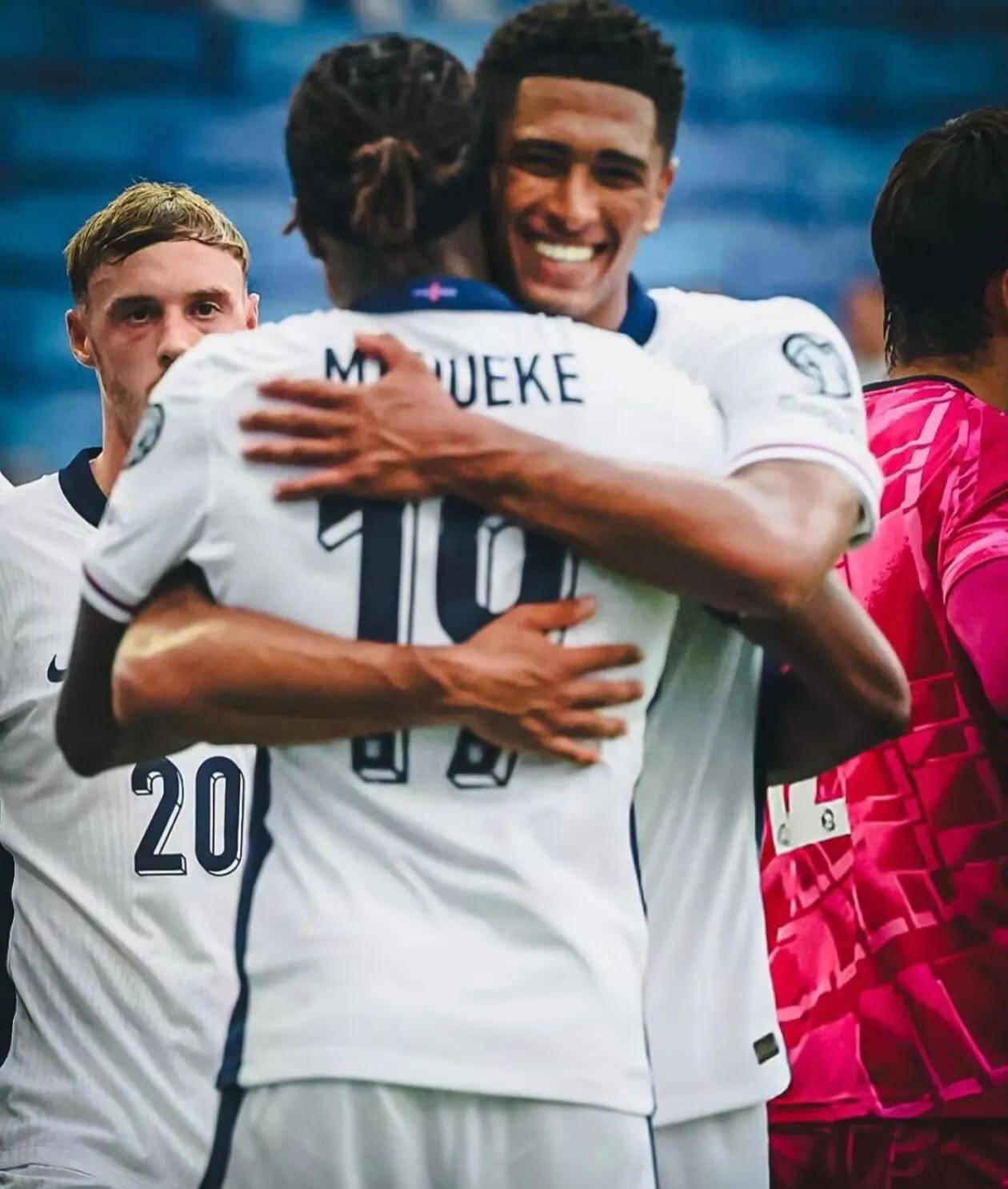 包含英格兰队横扫瑞典队，波尔带队取胜的词条